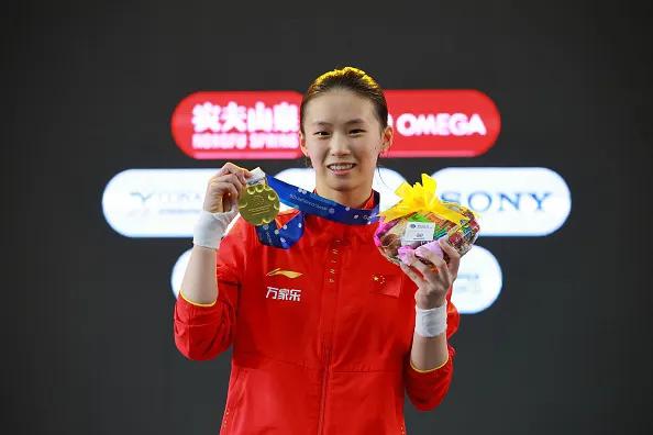 顶尖运动员在比赛中展现实力 顶尖运动员在比赛中展现实力