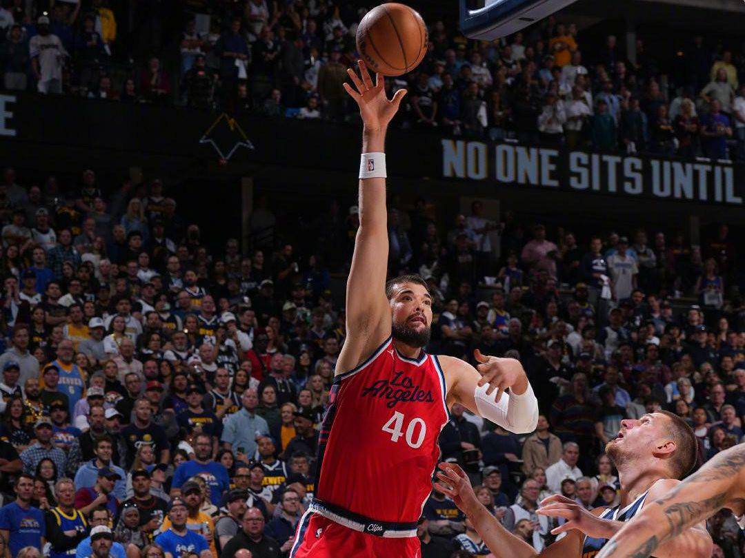 包含快船客场不敌国王，莱昂纳德表现低迷导致失分的词条