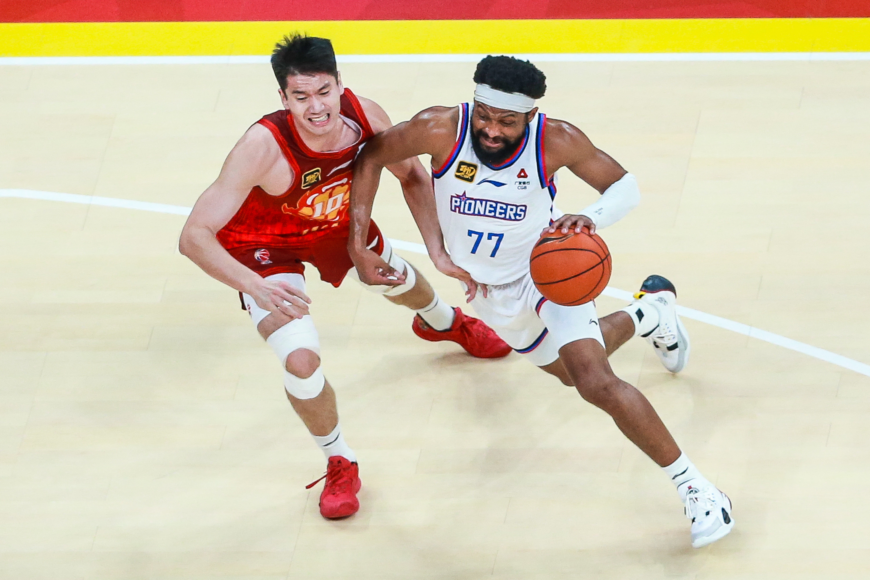 深圳vs广州:CBA强队对决,场面激烈 深圳vs广州:CBA强队对决,场面激烈