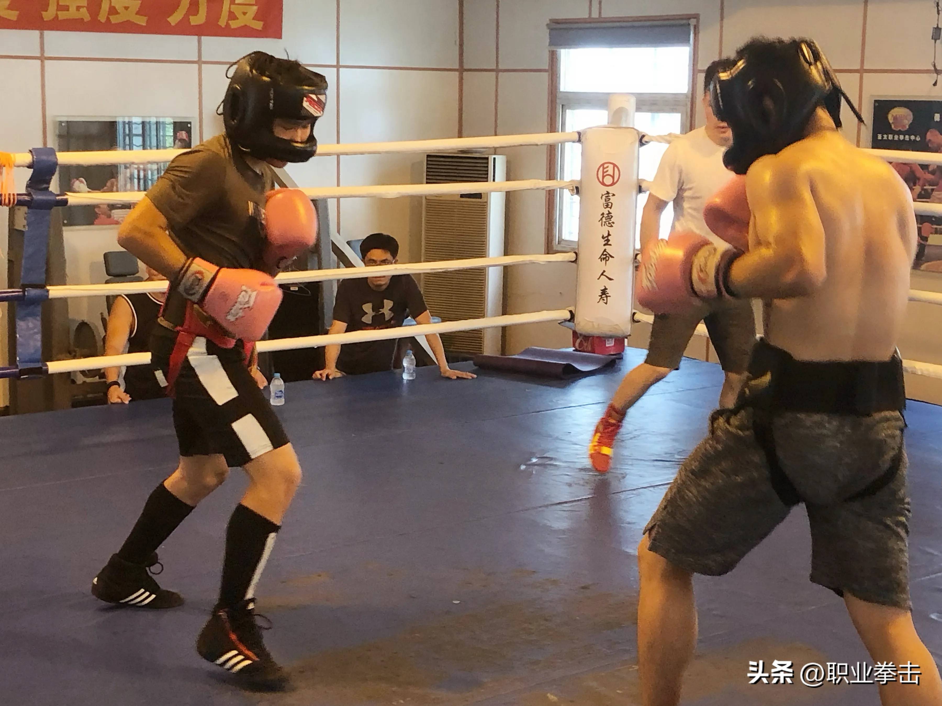 拳击战术调整奏效,成功扭转局势的简单介绍 拳击战术调整奏效,成功扭转局势的简单介绍