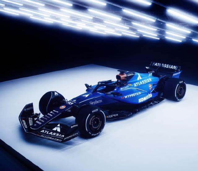 阿斯顿马丁轻取红牛二队，汉密尔顿点燃赛场