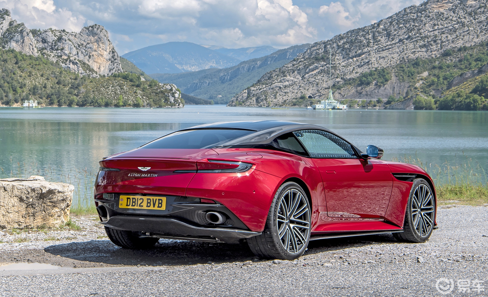 阿斯顿马丁轻取红牛二队，汉密尔顿点燃赛场